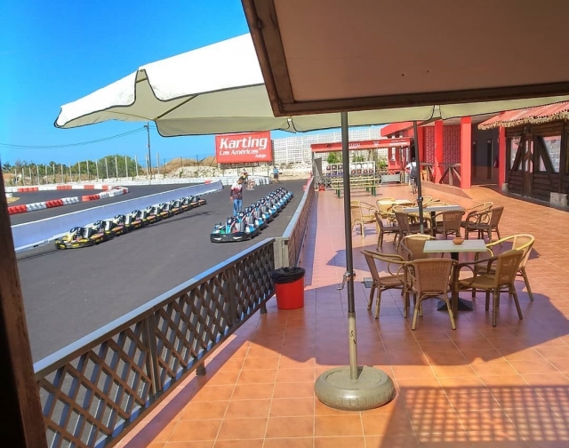Terraza del bar junto a la pista de karting